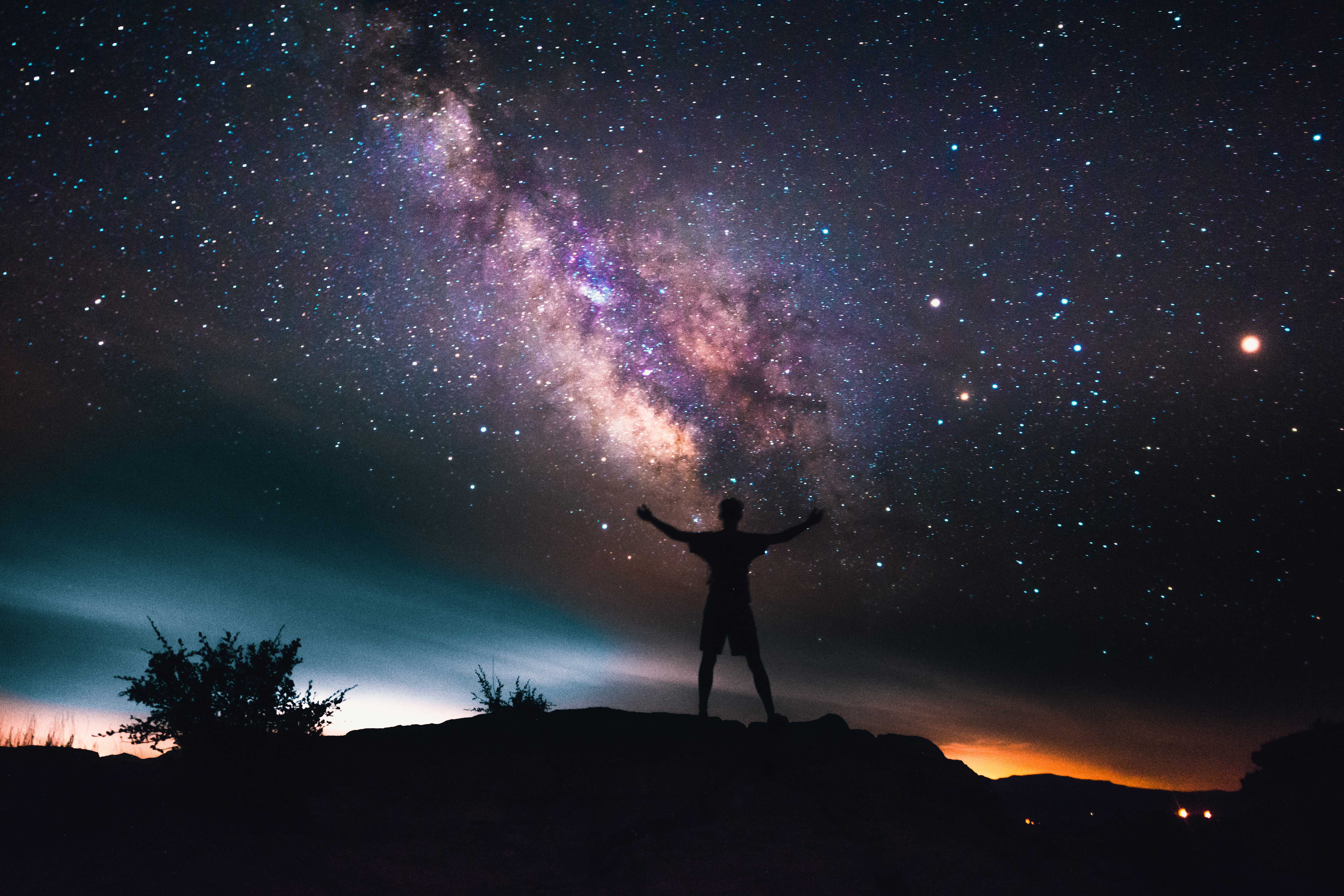 Музыка смотря на звезды. Звездное небо. Человек в космосе. Человек на фоне звездного неба. Человек под звездным небом.